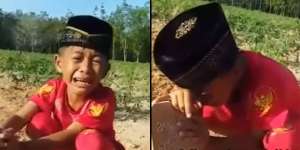 Momen Menyayat Hati Bocah Ziarah ke Makam Ayahnya, Nasihat Ibu Bikin Pilu