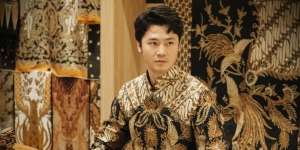 Inspirasi Tampilan Batik Mempelai Pria dari Koleksi Batik Garuda Kencana Batik dan Henri Winata