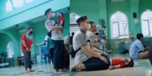 Momen Ayah Muda Sholat di Masjid Sambil Gendong Anak Bikin Mata Netizen Adem Lihatnya