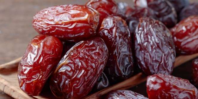 Segarkan Stok Kurma Lama, Biar Teksturnya Kembali Lembut