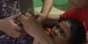 Viral Telunjuk Bocah Tersangkut di Casing HP, Mau Ngakak tapi Kasihan! Endingnya Begini