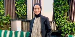 Inspirasi Gaya Tantri Namirah Pakai Blouse Batik Sido Mukti