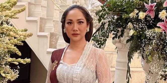 Tampil Berkebaya, Perhiasan Etnik Bunga Citra Lestari Curi Perhatian