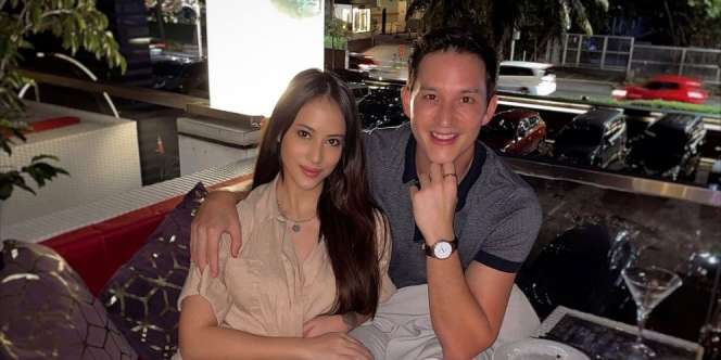 Mike Lewis Resmi Menikah dengan Mengucap Janji di Atap Gedung, Siapa Istrinya?