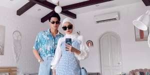 Serius Nonton Drama Korea Bareng Istri, Wajah Rey Mbayang Jadi Sorotan