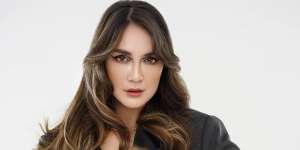 Luna Maya Sulap Baju Renang Jadi Outfit Elegan