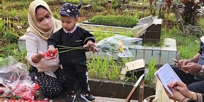 Netizen Haru Melihat Gala Sky Panggil 'Mami' di Atas Makam Vanessa Angel
