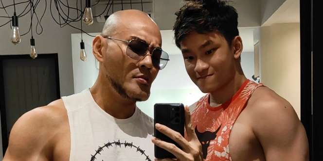 Rumah Tersambar Petir, Deddy Corbuzier Cuma Tutup Pakai Terpal