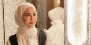 Makin Cantik dan Berhijab! 6 Potret Terbaru Juliana Moechtar Istri Mendiang Herman Seventeen 