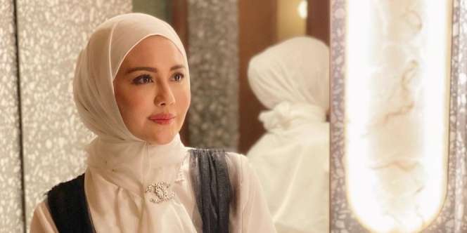 Makin Cantik dan Berhijab! 6 Potret Terbaru Juliana Moechtar Istri Mendiang Herman Seventeen 