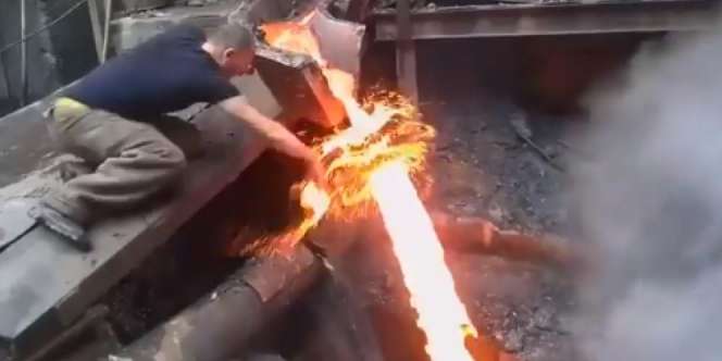 Lebih Sakti dari Debus, Pria Ini Pegang Lelehan Besi Pakai Tangan Kosong Sampai Dikomentari Elon Musk