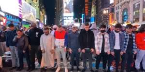 Pertama Kalinya dalam Sejarah, Ratusan Muslim Sholat Tarawih di Times Square New York