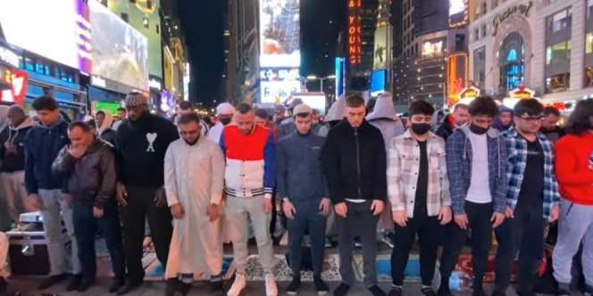 Pertama Kalinya dalam Sejarah, Ratusan Muslim Sholat Tarawih di Times Square New York