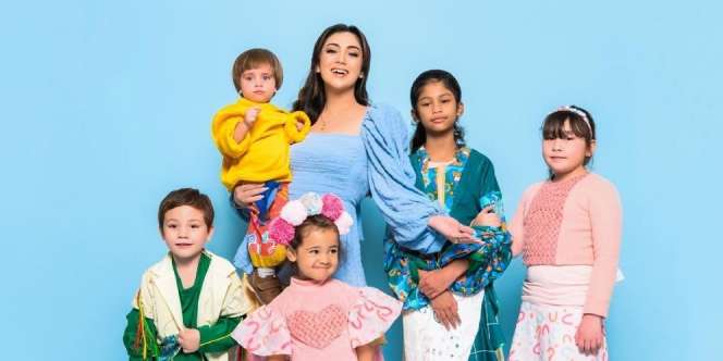 Heboh Dua Anak Celine Evangelista Ikutan Sholat Tarawih, Mualaf?