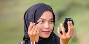 Trik Membuat Wing Eyeliner Sesuai dengan Bentuk Mata