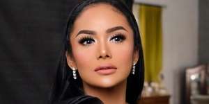 Krisdayanti Tampil Kekinian Pakai Jeans Sobek, Bawa Tas Rp800 Juta dari Kulit Buaya Air Asin