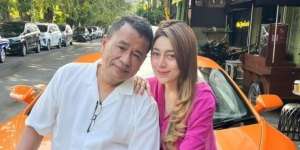 5 Pose Andalan Hotman Paris Ketika Foto Bareng Wanita-Wanita Cantik