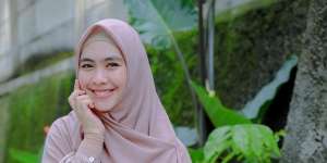 Ditanya Seorang Gadis Soal Pacaran Lewat HP Saat Puasa, Ini Jawab Oki Setiana Dewi