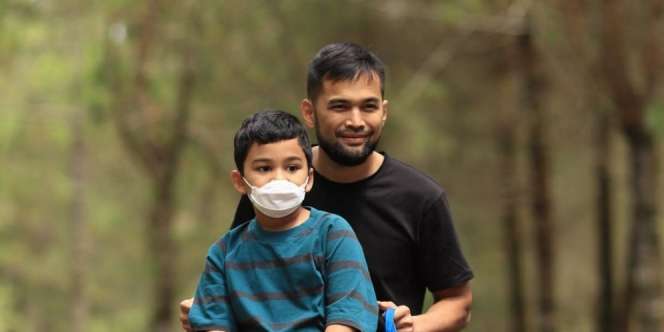 Cerita Teuku Wisnu Ajak Putra Sholat Tarawih di Mushola, Si Sulung Tidur Pulas di Terpal Dekat Sendal