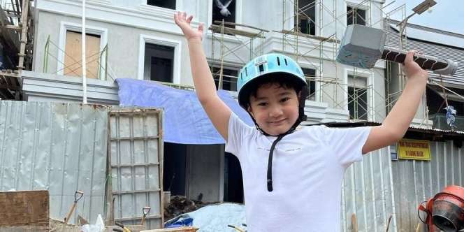 Outfit Rafathar ke Sekolah Nilainya Jutaan, Lihat Detailnya