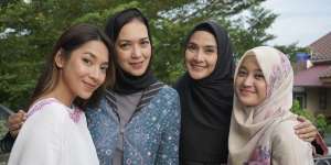 Main Sinetron PPT, Pesona Maudy Koesnaedi dalam Balutan Hijab Makin Anggun