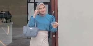 Ide Outfit Kasual untuk Bukber Bareng Sahabat
