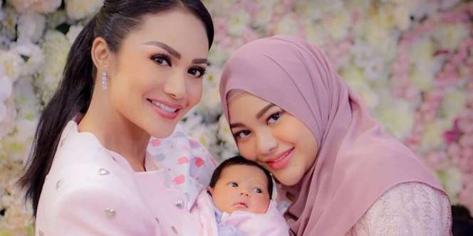 Manisnya Momen Krisdayanti Momong Cucu Kesayangan