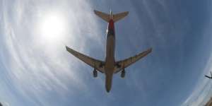 Detik-Detik Mencekam Pesawat Boeing 737-800 Malaysia Airlines Tiba-Tiba Menukik Tajam, Penumpang Melayang dari Kursi