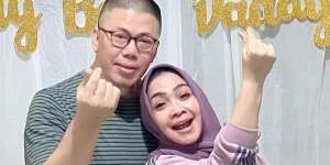 8 Momen Kebersamaan Rieta Amilia dan Suami yang Jarang Tersorot, Kini Pernikahannya di Ujung Tanduk!