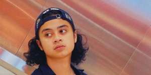 Rombak Gaya Rambut, Penampilan Baru Bastian Steel Bikin Pangling
