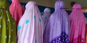 Bagaimana Hukumnya Memakai Mukena Warna-warni dan Bergambar untuk Sholat?
