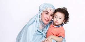 Terlihat Awet Muda, Begini Outfit Ussy Sulistiawaty Momong Anak