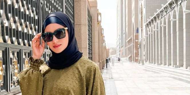 Potret Ririn Ekawati Tunaikan Umroh Sambil Bulan Madu, Penampilan Berhijab Tuai Pujian