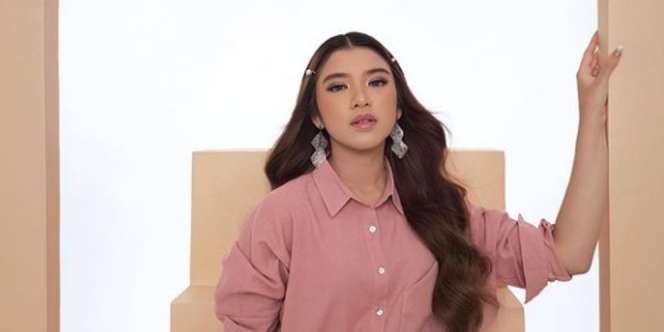 4 Gaya Makeup Tiara Andini, Super Glowing!