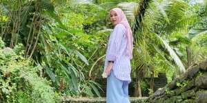 Intip Outfit Hijab Liburan Versi Tania Ray Mina