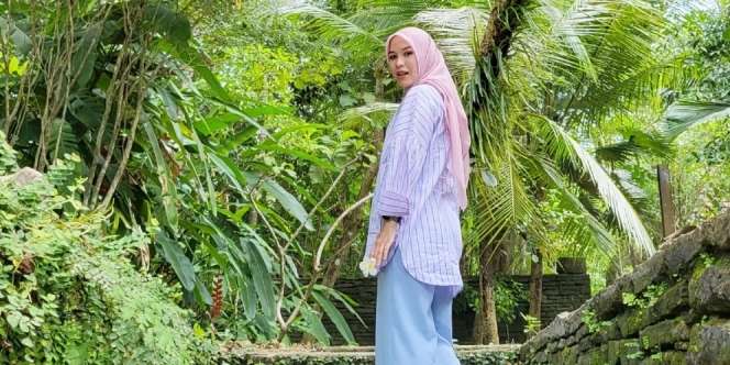 Intip Outfit Hijab Liburan Versi Tania Ray Mina