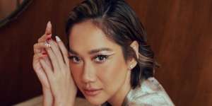 Tampilan Seru BCL, Tumpuk 3 Kalung Louis Vuitton