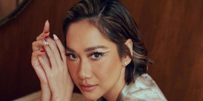 Tampilan Seru BCL, Tumpuk 3 Kalung Louis Vuitton