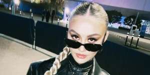 Tampil Swag dengan Makeup Bold, Ternyata Agnez Mo Pakai Daster Rp35 Ribu