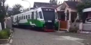 Video Viral Kereta Api Lewat di Jalan Komplek Perumahan, Ini Penjelasannya