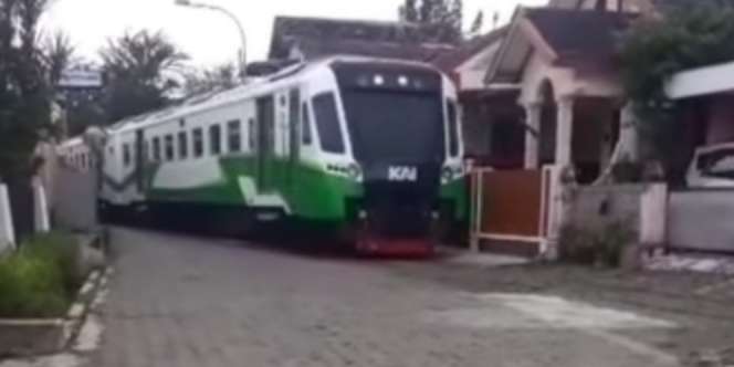 Video Viral Kereta Api Lewat di Jalan Komplek Perumahan, Ini Penjelasannya