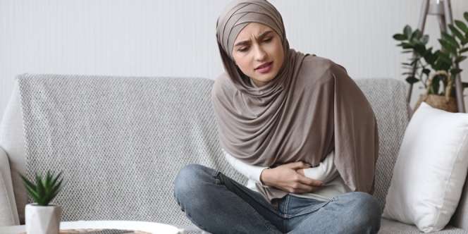 Tips Praktis Mengurangi Nyeri Haid Menggunakan Bantal