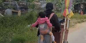 Haru! Perjuangan Ayah Dorong Gerobak Jualan Sambil Gendong Anak Semata Wayangnya