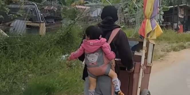 Haru! Perjuangan Ayah Dorong Gerobak Jualan Sambil Gendong Anak Semata Wayangnya