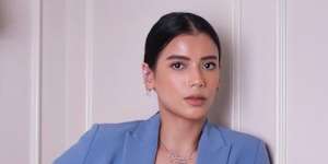 Tutorial Makeup Bukber Ala Sabrina Chairunnisa, Anggun Berkerudung Hitam 