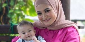 OOTD Nathalie Holscher Momong Anak, Harga Sandal Teplek Bikin Melek