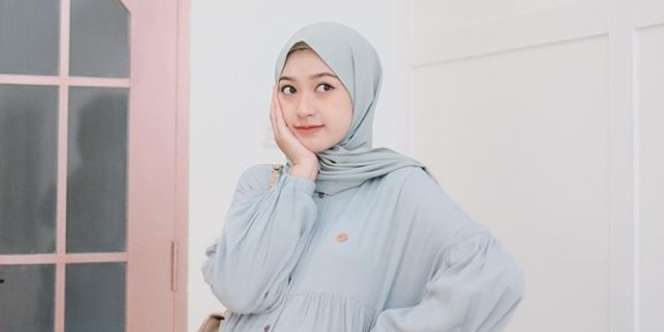 4 Inspirasi OOTD Warna Biru Pastel Ala Saritiw
