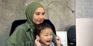 Manisnya Putri Zaskia Mecca, Temani Makan Adiknya yang Tak Puasa