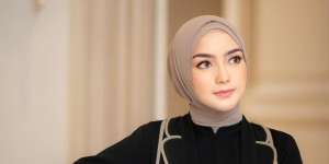Inspirasi Gaya Minimalis dengan Dress Hitam Citra Kirana, Sederhana Namun Tetap Anggun