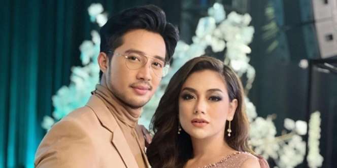 Momen Bikin Baper! Rulyabii Margana Bantu Ikatkan Tali Baju Celine Evangelista